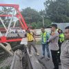 Kapolres Lahat Tinjau Langsung Lokasi Jembatan Ambruk di Muara Lawai, Empat Sopir Truk Luka