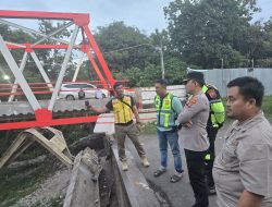 Kapolres Lahat Tinjau Langsung Lokasi Jembatan Ambruk di Muara Lawai, Empat Sopir Truk Luka
