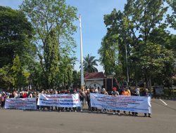 Polres Lahat Kawal Aksi Damai Warga Desa Arahan di Kantor Pemda