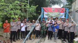 Polres Lahat dan Warga Gotong Royong Perbaiki Jembatan Gantung di Merapi Barat