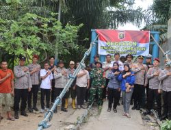 Polres Lahat dan Warga Gotong Royong Perbaiki Jembatan Gantung di Merapi Barat