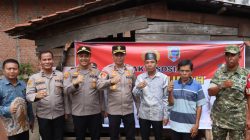 Empat Warga Karang Endah Terima Program Bedah Rumah, Kolaborasi Pemkab Lahat dan Polres Lahat