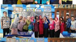 Peringati Hari Kartini, Guru dan Panitia SMPN 2 Lahat Kenakan Kebaya