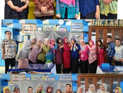 Peringati Hari Kartini, Guru dan Panitia SMPN 2 Lahat Kenakan Kebaya