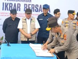 Kapolda Sumsel Hadiri Apel Ikrar Bersama dan Peresmian Tata Kelola Sumur Minyak Masyarakat di Lahat