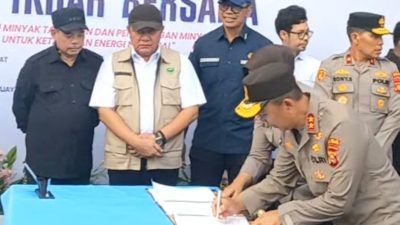 Kapolda Sumsel Hadiri Apel Ikrar Bersama dan Peresmian Tata Kelola Sumur Minyak Masyarakat di Lahat
