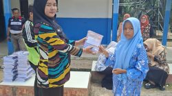 Siswa SMP Negeri 1 Kikim Tengah Terima Bantuan Buku Tulis dari Bupati dan Wakil Bupati Lahat