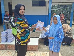 Siswa SMP Negeri 1 Kikim Tengah Terima Bantuan Buku Tulis dari Bupati dan Wakil Bupati Lahat
