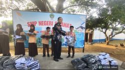 Siswa SMP Negeri 8 Lahat Terima Bantuan Seragam dari Dinas Pendidikan