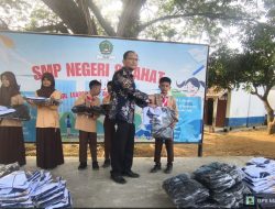 Siswa SMP Negeri 8 Lahat Terima Bantuan Seragam dari Dinas Pendidikan