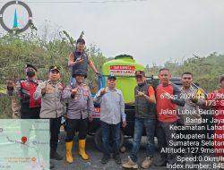 Polres Lahat Kerahkan Mobil Suplai Air Bantu Pemadaman Kebakaran