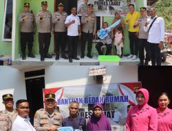 Kapolres Lahat Serahkan Bantuan Bedah Rumah kepada Dua Warga