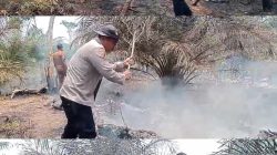 Polsek Kikim Timur Bersama Damkar dan Warga Tangani Kebakaran Lahan di Bunga Mas