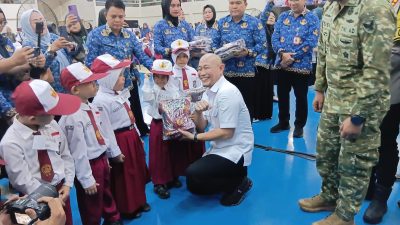 Kabar Gembira! Wali Kota Lubuklinggau Bagikan 9.073 Seragam Gratis untuk Murid Baru SD dan SMP